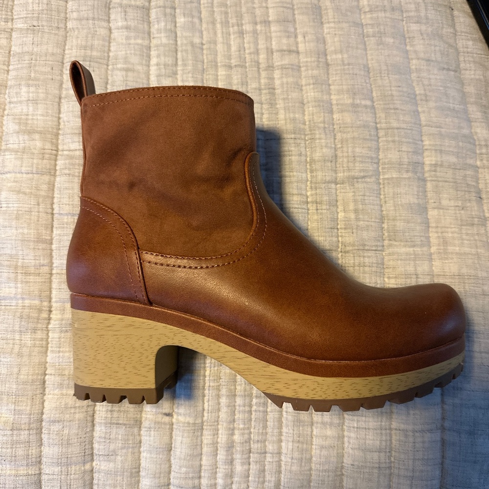 Cognac clog booties